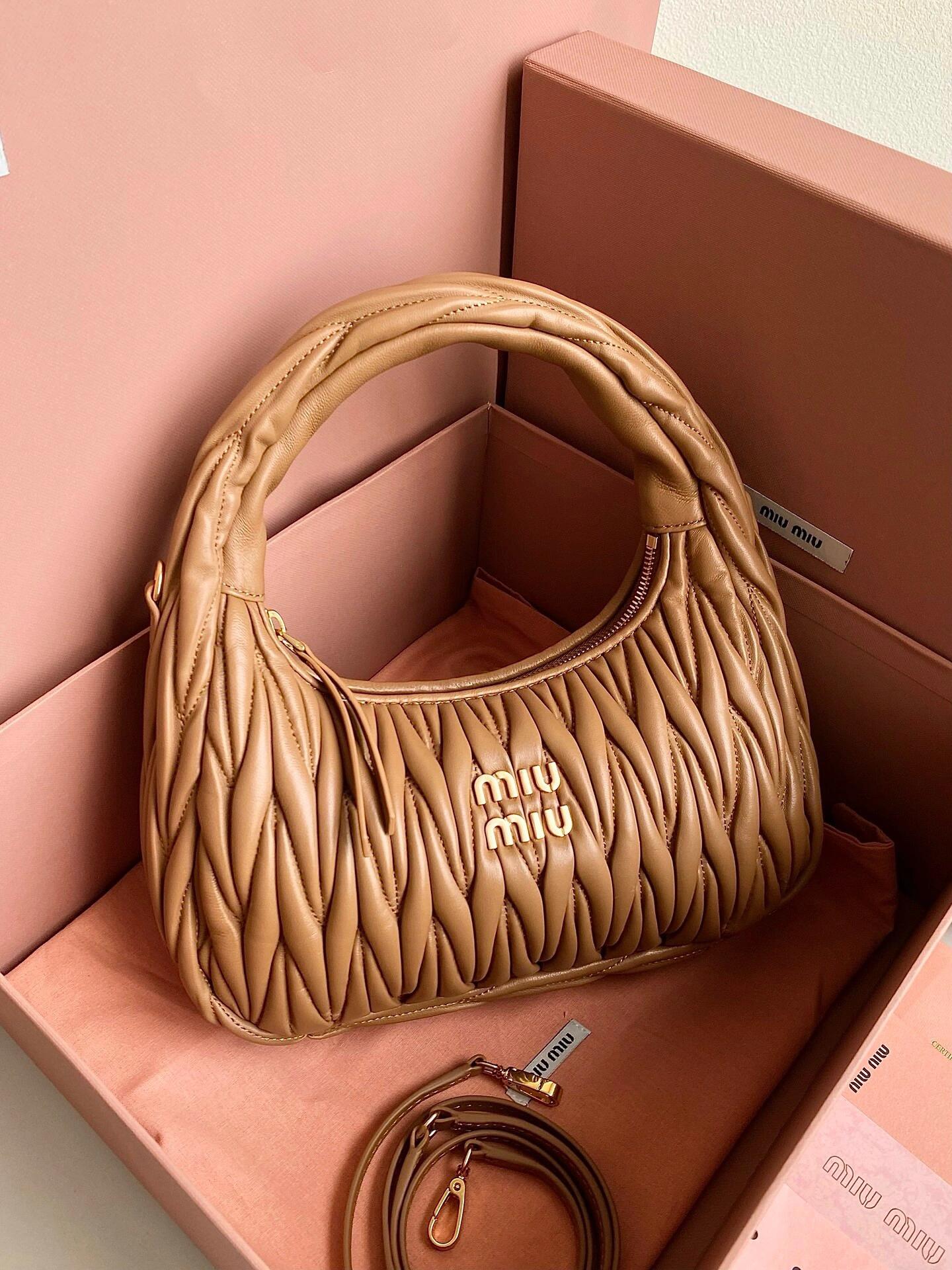 MiuMiu24秋冬 hobo 褶皱羊皮半月包