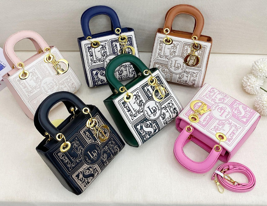 Dior 刺绣方形斜挎包